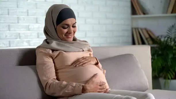 Gravid pasient i samtale med jordmor